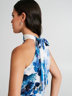 Abito portafoglio con fantasia a fiori  Abito lungo stile impero realizzato in raso. Scollo all'americana con piccolo cut a goccia sulla parte davanti. La gonna a ruota è un modello portafoglio con un profondo spacco laterale. Sul retro del collo è presente una romantica chiusura tramite fiocco regolabile. Abito con fantasia a fiori perfetto per le carimonie, da accessoriare con gioielli brillanti e décolleté con strass. Il capo è interamente made in Italy. La modella è alta 1,77 m ed indossa la taglia S. Rinascimento