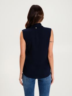 Blusa sin mangas en azul con escote en pico  in_i4