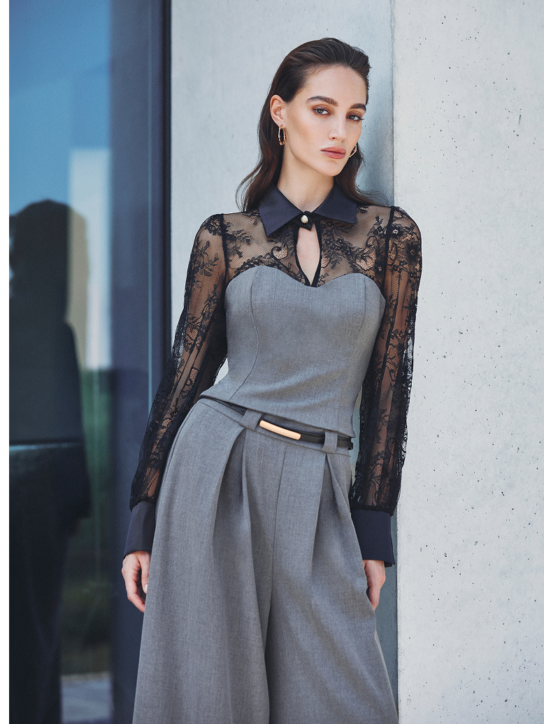 Donna in abbigliamento grigio, tuta e top in pizzo, con espressione serena