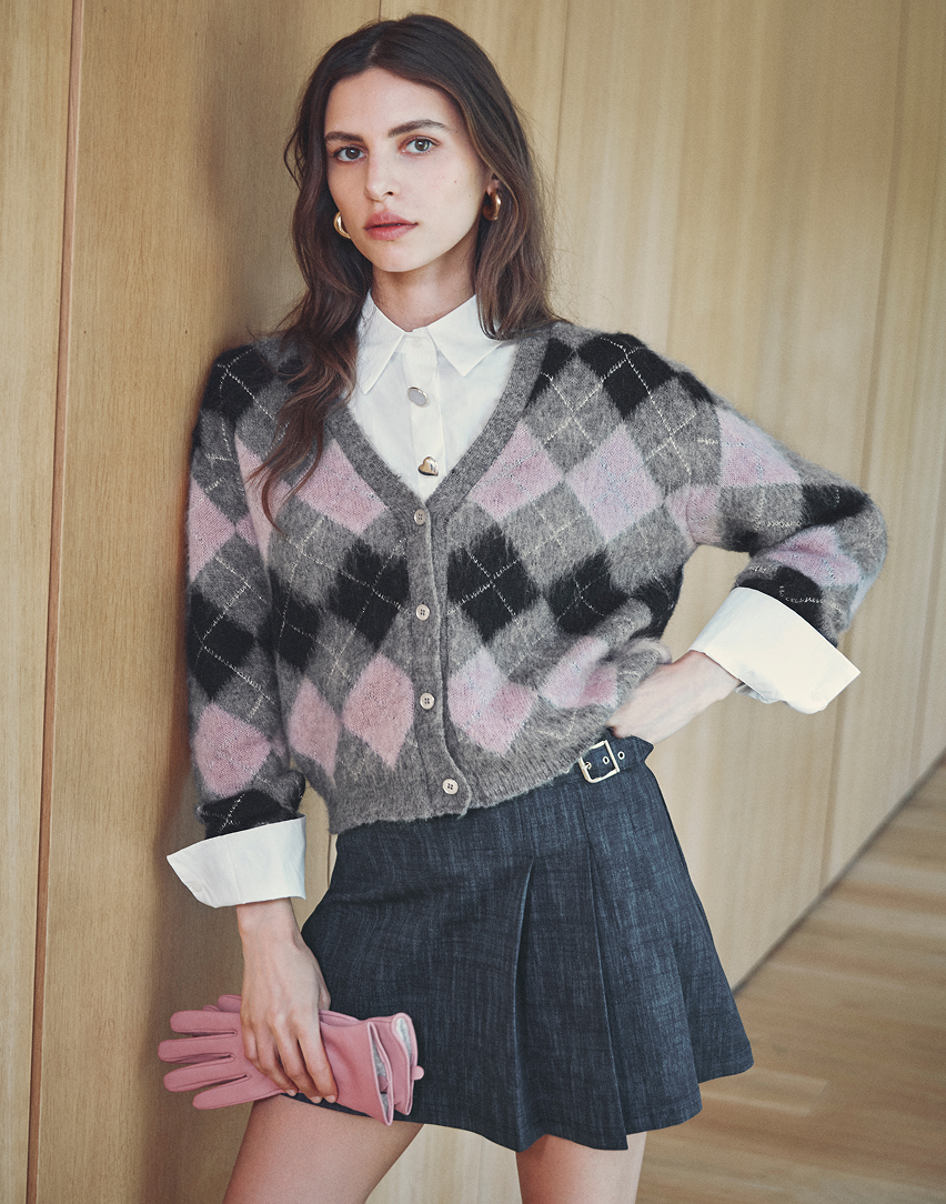 Donna in un maglione grigio e rosa con una gonna coordinata