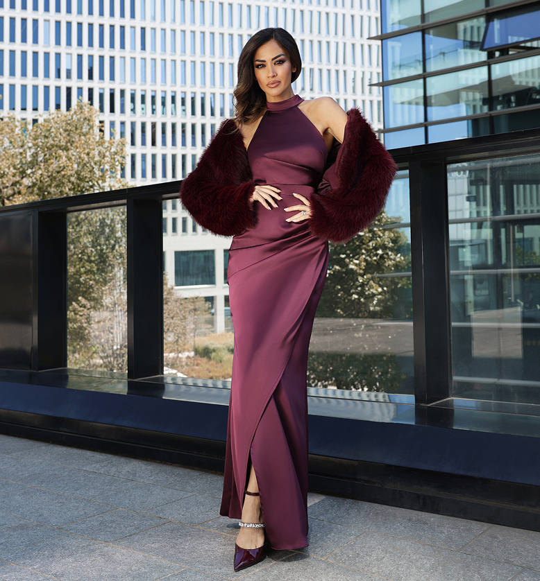 Giorgia Palmas in un abito bordeaux con un cappotto di pelliccia