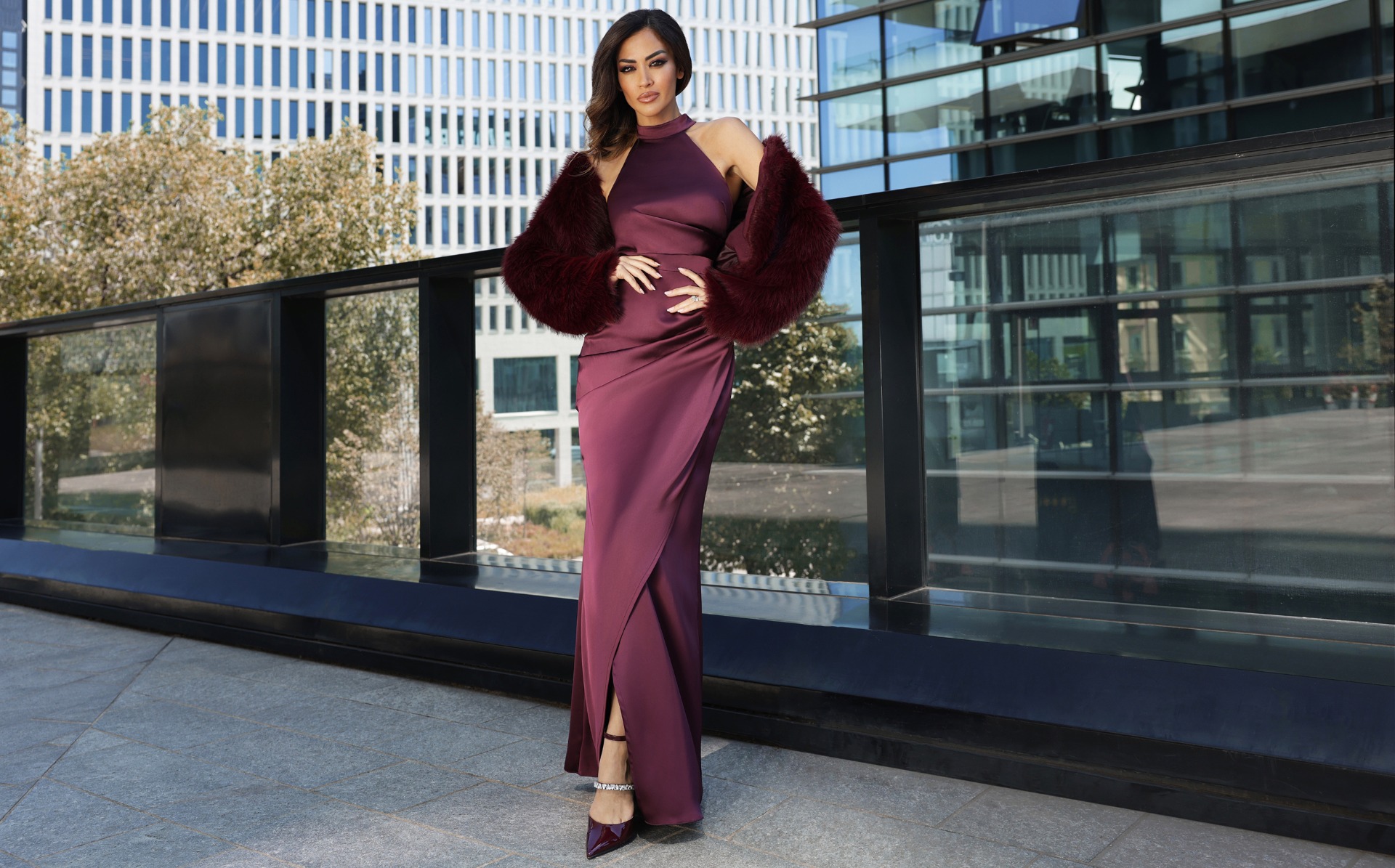 Giorgia Palmas in un abito bordeaux con un cappotto di pelliccia