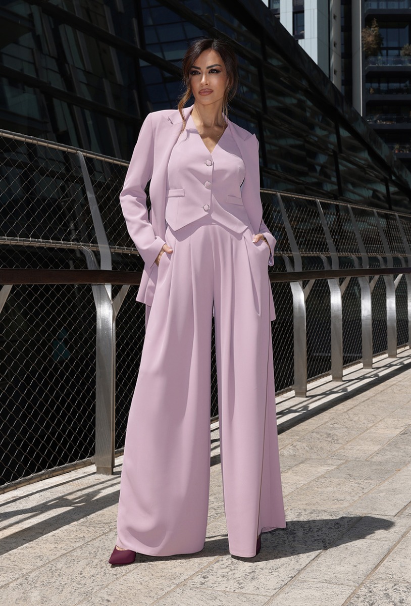Giorgia Palmas in pantaloni e cappotto bordeaux, in piedi su una scalinata